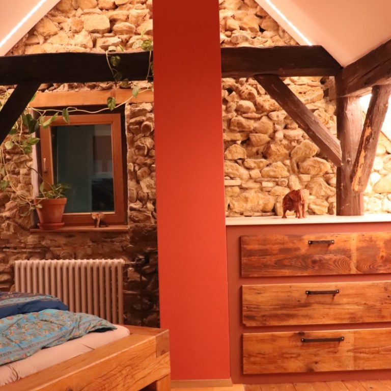 Blick auf die Bruchsteinwand im Schlafzimmer, 1 OG
